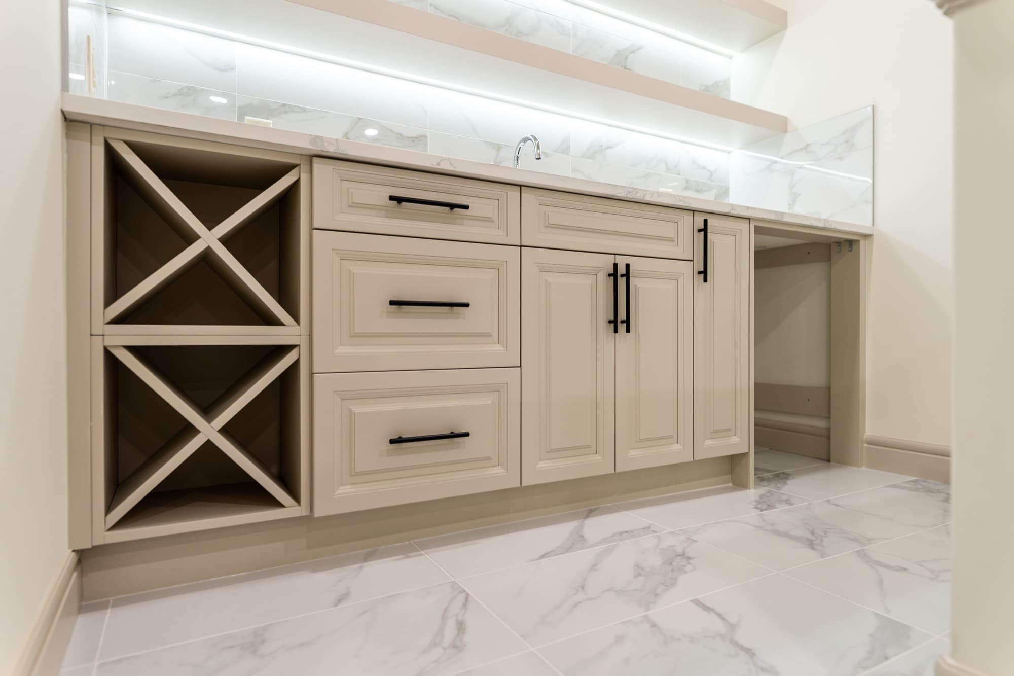 Cream bar built-in with X wine rack and marble backsplash